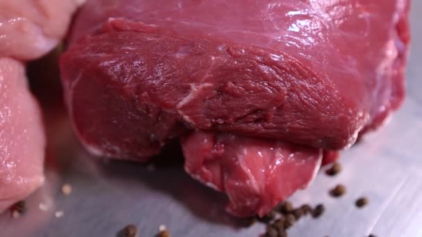 近くのレストランキッチンで撮影された料理のための生の牛肉 豚肉の肉調理されるために準備赤肉フィレの新鮮な調理済みの部分 — ストック動画