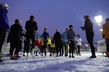 Kışın Ukraynalı koşucular. RUN21 kulübünün ev sahipliği yaptığı hayır koşusu maratonu. Kyiv, Ukrayna - 1 Aralık 2023: 