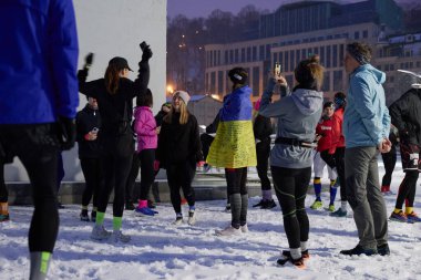 Kışın Ukraynalı koşucular. RUN21 kulübünün ev sahipliği yaptığı hayır koşusu maratonu. Kyiv, Ukrayna - 1 Aralık 2023: 