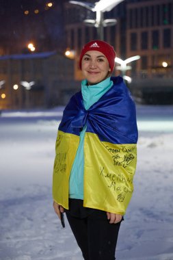 Kışın Ukraynalı koşucular. RUN21 kulübünün ev sahipliği yaptığı hayır koşusu maratonu. Kyiv, Ukrayna - 1 Aralık 2023: 