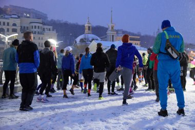 Kışın Ukraynalı koşucular. RUN21 kulübünün ev sahipliği yaptığı hayır koşusu maratonu. Kyiv, Ukrayna - 1 Aralık 2023: 