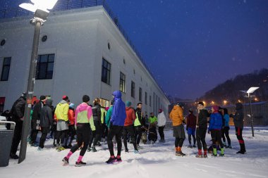 Kışın Ukraynalı koşucular. RUN21 kulübünün ev sahipliği yaptığı hayır koşusu maratonu. Kyiv, Ukrayna - 1 Aralık 2023: 