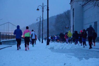 Kışın Ukraynalı koşucular. RUN21 kulübünün ev sahipliği yaptığı hayır koşusu maratonu. Kyiv, Ukrayna - 1 Aralık 2023: 
