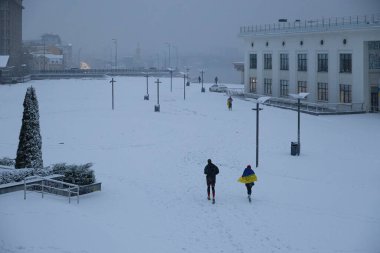 Kışın Ukraynalı koşucular. RUN21 kulübünün ev sahipliği yaptığı hayır koşusu maratonu. Kyiv, Ukrayna - 1 Aralık 2023: 