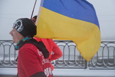 Kışın Ukraynalı koşucular. RUN21 kulübünün ev sahipliği yaptığı hayır koşusu maratonu. Kyiv, Ukrayna - 1 Aralık 2023: 