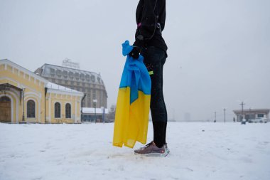 Kışın Ukraynalı koşucular. RUN21 kulübünün ev sahipliği yaptığı hayır koşusu maratonu. Kyiv, Ukrayna - 1 Aralık 2023: 