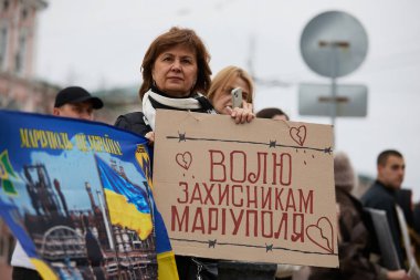 Yakalanan Ukraynalı askerlerin, Azovstal 'in (Mariupol) savunucularının akrabalarının halk önünde gösteri yaparak, Rus işgalinin yıldönümünde esir değişimi talep ettiler. Kyiv, Ukrayna - 24 Şubat 2024