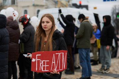 Yakalanan Ukraynalı askerlerin, Azovstal 'in (Mariupol) savunucularının akrabalarının halk önünde gösteri yaparak, Rus işgalinin yıldönümünde esir değişimi talep ettiler. Kyiv, Ukrayna - 24 Şubat 2024
