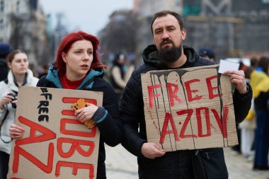 Yakalanan Ukraynalı askerlerin, Azovstal 'in (Mariupol) savunucularının akrabalarının halk önünde gösteri yaparak, Rus işgalinin yıldönümünde esir değişimi talep ettiler. Kyiv, Ukrayna - 24 Şubat 2024