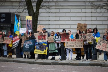 Yakalanan Ukraynalı askerlerin, Azovstal 'in (Mariupol) savunucularının akrabalarının halk önünde gösteri yaparak, Rus işgalinin yıldönümünde esir değişimi talep ettiler. Kyiv, Ukrayna - 24 Şubat 2024