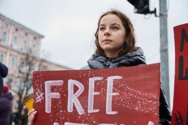 Yakalanan Ukraynalı askerlerin, Azovstal 'in (Mariupol) savunucularının akrabalarının halk önünde gösteri yaparak, Rus işgalinin yıldönümünde esir değişimi talep ettiler. Kyiv, Ukrayna - 24 Şubat 2024