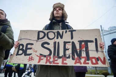 Yakalanan Ukraynalı askerlerin, Azovstal 'in (Mariupol) savunucularının akrabalarının halk önünde gösteri yaparak, Rus işgalinin yıldönümünde esir değişimi talep ettiler. Kyiv, Ukrayna - 24 Şubat 2024