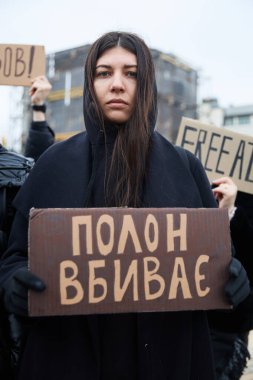 Yakalanan Ukraynalı askerlerin, Azovstal 'in (Mariupol) savunucularının akrabalarının halk önünde gösteri yaparak, Rus işgalinin yıldönümünde esir değişimi talep ettiler. Kyiv, Ukrayna - 24 Şubat 2024