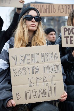 Yakalanan Ukraynalı askerlerin, Azovstal 'in (Mariupol) savunucularının akrabalarının halk önünde gösteri yaparak, Rus işgalinin yıldönümünde esir değişimi talep ettiler. Kyiv, Ukrayna - 24 Şubat 2024