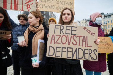 Yakalanan Ukraynalı askerlerin, Azovstal 'in (Mariupol) savunucularının akrabalarının halk önünde gösteri yaparak, Rus işgalinin yıldönümünde esir değişimi talep ettiler. Kyiv, Ukrayna - 24 Şubat 2024