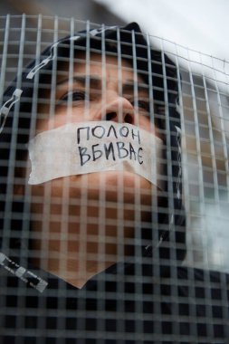 Yakalanan Ukraynalı askerlerin, Azovstal 'in (Mariupol) savunucularının akrabalarının halk önünde gösteri yaparak, Rus işgalinin yıldönümünde esir değişimi talep ettiler. Kyiv, Ukrayna - 24 Şubat 2024