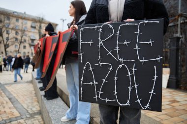 Yakalanan Ukraynalı askerlerin, Azovstal 'in (Mariupol) savunucularının akrabalarının halk önünde gösteri yaparak, Rus işgalinin yıldönümünde esir değişimi talep ettiler. Kyiv, Ukrayna - 24 Şubat 2024