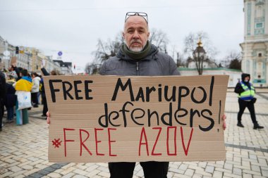 Yakalanan Ukraynalı askerlerin, Azovstal 'in (Mariupol) savunucularının akrabalarının halk önünde gösteri yaparak, Rus işgalinin yıldönümünde esir değişimi talep ettiler. Kyiv, Ukrayna - 24 Şubat 2024