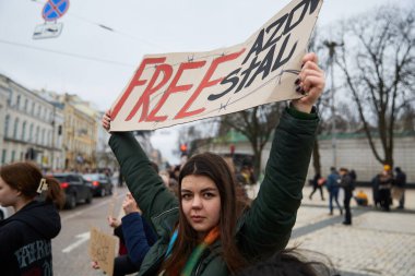 Yakalanan Ukraynalı askerlerin, Azovstal 'in (Mariupol) savunucularının akrabalarının halk önünde gösteri yaparak, Rus işgalinin yıldönümünde esir değişimi talep ettiler. Kyiv, Ukrayna - 24 Şubat 2024