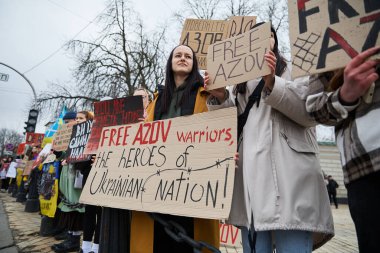 Yakalanan Ukraynalı askerlerin, Azovstal 'in (Mariupol) savunucularının akrabalarının halk önünde gösteri yaparak, Rus işgalinin yıldönümünde esir değişimi talep ettiler. Kyiv, Ukrayna - 24 Şubat 2024