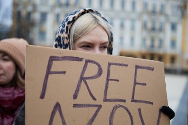 Yakalanan Ukraynalı askerlerin, Azovstal 'in (Mariupol) savunucularının akrabalarının halk önünde gösteri yaparak, Rus işgalinin yıldönümünde esir değişimi talep ettiler. Kyiv, Ukrayna - 24 Şubat 2024