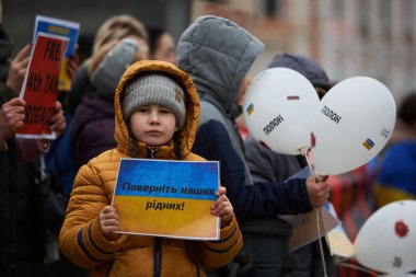 Yakalanan Ukraynalı askerlerin, Azovstal 'in (Mariupol) savunucularının akrabalarının halk önünde gösteri yaparak, Rus işgalinin yıldönümünde esir değişimi talep ettiler. Kyiv, Ukrayna - 24 Şubat 2024