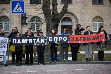 Yakalanan Ukraynalı askerlerin, Azovstal 'in (Mariupol) savunucularının akrabalarının halk önünde gösteri yaparak, Rus işgalinin yıldönümünde esir değişimi talep ettiler. Kyiv, Ukrayna - 24 Şubat 2024