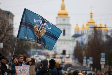 Yakalanan Ukraynalı askerlerin, Azovstal 'in (Mariupol) savunucularının akrabalarının halk önünde gösteri yaparak, Rus işgalinin yıldönümünde esir değişimi talep ettiler. Kyiv, Ukrayna - 24 Şubat 2024