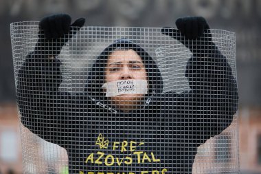 Yakalanan Ukraynalı askerlerin, Azovstal 'in (Mariupol) savunucularının akrabalarının halk önünde gösteri yaparak, Rus işgalinin yıldönümünde esir değişimi talep ettiler. Kyiv, Ukrayna - 24 Şubat 2024