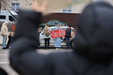 Yakalanan Ukraynalı askerlerin, Azovstal 'in (Mariupol) savunucularının akrabalarının halk önünde gösteri yaparak, Rus işgalinin yıldönümünde esir değişimi talep ettiler. Kyiv, Ukrayna - 24 Şubat 2024