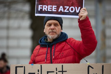 Yakalanan Ukraynalı askerlerin, Azovstal 'in (Mariupol) savunucularının akrabalarının halk önünde gösteri yaparak, Rus işgalinin yıldönümünde esir değişimi talep ettiler. Kyiv, Ukrayna - 24 Şubat 2024