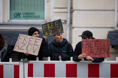 Yakalanan Ukraynalı askerlerin, Azovstal 'in (Mariupol) savunucularının akrabalarının halk önünde gösteri yaparak, Rus işgalinin yıldönümünde esir değişimi talep ettiler. Kyiv, Ukrayna - 24 Şubat 2024