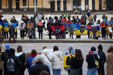 Yakalanan Ukraynalı askerlerin, Azovstal 'in (Mariupol) savunucularının akrabalarının halk önünde gösteri yaparak, Rus işgalinin yıldönümünde esir değişimi talep ettiler. Kyiv, Ukrayna - 24 Şubat 2024