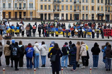Yakalanan Ukraynalı askerlerin, Azovstal 'in (Mariupol) savunucularının akrabalarının halk önünde gösteri yaparak, Rus işgalinin yıldönümünde esir değişimi talep ettiler. Kyiv, Ukrayna - 24 Şubat 2024