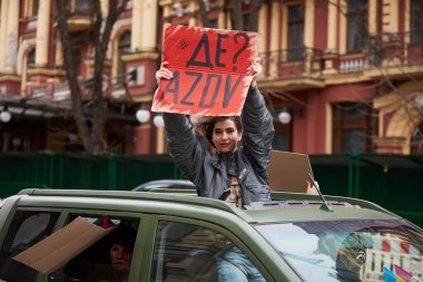 Yakalanan Ukraynalı askerlerin, Azovstal 'in (Mariupol) savunucularının akrabalarının halk önünde gösteri yaparak, Rus işgalinin yıldönümünde esir değişimi talep ettiler. Kyiv, Ukrayna - 24 Şubat 2024