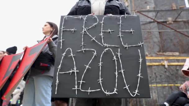Person Mit Einem Banner Free Asov Aus Stacheldraht Kiew Februar — Stockvideo