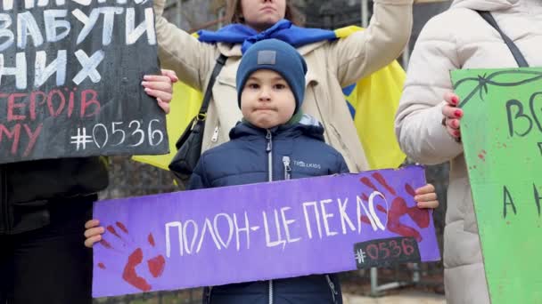ウクライナの子供は囚人交換を要求するデモで キャプティビティ という旗を掲げている キエフ 2024年2月24日 — ストック動画