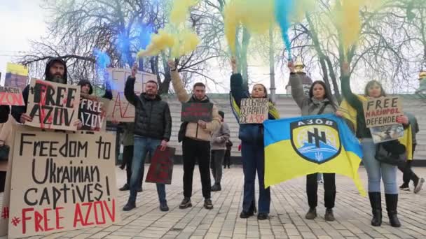 Ukraińcy Palący Bomby Dymne Trzymający Transparenty Wolni Obrońcy Azowstal Demonstracji — Wideo stockowe