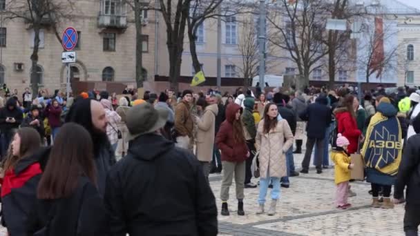 キエフ中心部で抗議活動を行っているウクライナ人集団は 捕虜交換とロシア捕虜のアゾフスタルディフェンダー解放を要求している キエフ 2024年2月24日 — ストック動画