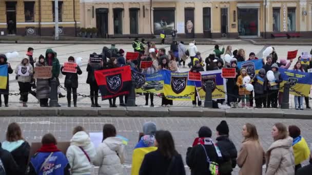 Grand Groupe Ukrainiens Manifestant Kiev Pour Libération Des Soldats Ukrainiens — Video