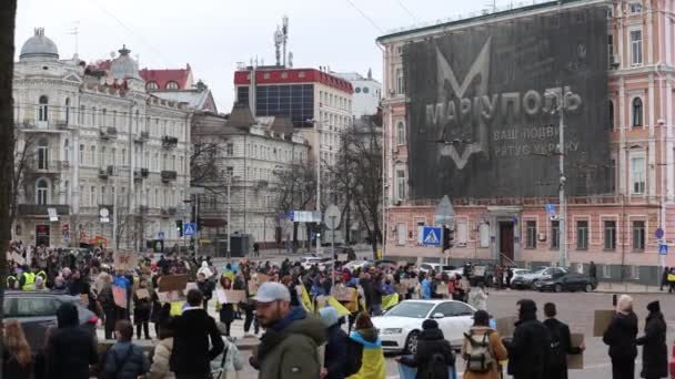 Grupo Ucranianos Con Pancartas Exigiendo Liberación Los Defensores Azovstal Los — Vídeos de Stock