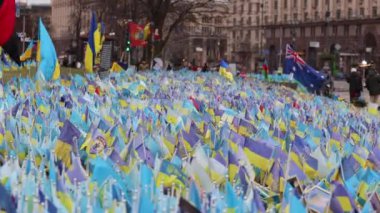 Meydan Meydanı 'nda şehit düşen askerlere adanmış Ukrayna bayraklarıyla dolu büyük bir alan. Rus istilası sırasında öldürülen her Ukrayna savunucusu için bir bayrak. Kyiv - 24 Şubat 2024