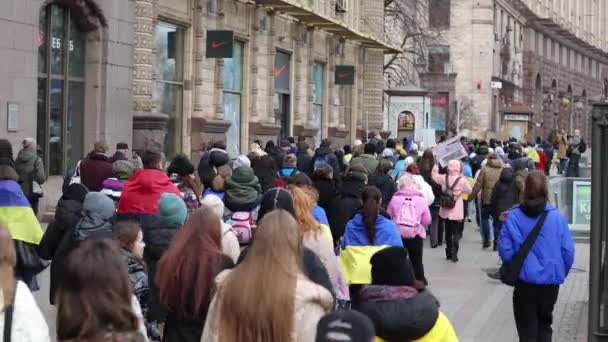 Stor Grupp Ukrainska Patrioter Promenader Stadens Centrum Den Andra Årsdagen — Stockvideo