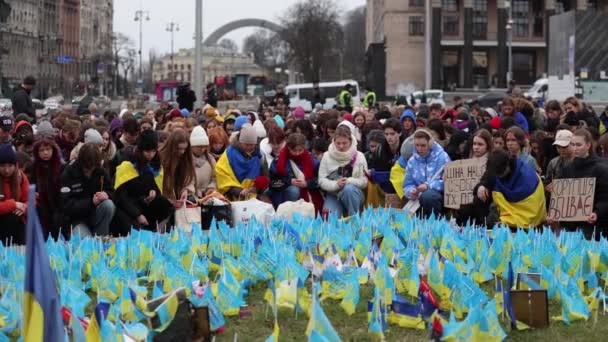 Grote Groep Oekraïense Patriotten Knielen Neer Ter Ere Van Gevallen — Stockvideo