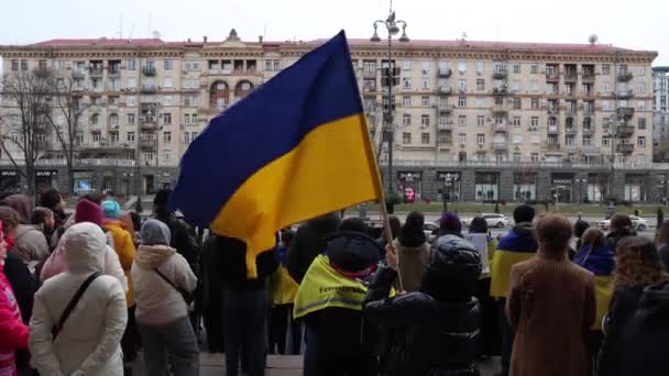 Huzurlu Bir Gösteri Sırasında Ukrayna Bayrağıyla Kyiv Meclisi Girişinde Sallayan — Stok video