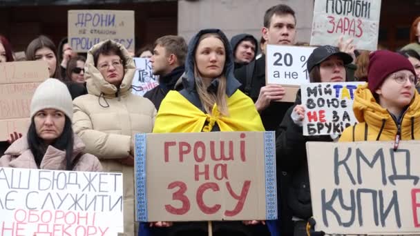 Группа Киевлян Митингует Возле Киевского Городского Совета Требованием Увеличить Военный — стоковое видео