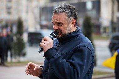 Elinde mikrofon olan Ukraynalı bir aktivist. Ukrayna 'da halka açık bir gösteri. Halk askeri bütçenin artırılmasını talep ediyor. Kyiv - 24 Şubat 2024