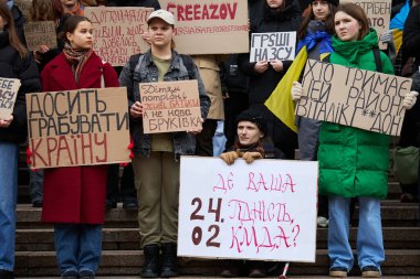Genç Ukraynalı eylemciler, Kyiv İl Meclisi girişinde yolsuzluğa karşı pankartla poz veriyorlar. Ukrayna 'da halka açık bir gösteri. Halk askeri bütçenin artırılmasını talep ediyor. Kyiv - 24 Şubat 2024