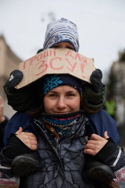 Ukraynalı anne ve küçük kızı 