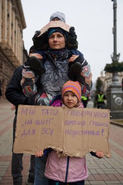 Ukrayna 'da düzenlenen bir gösteride küçük kızın elinde 